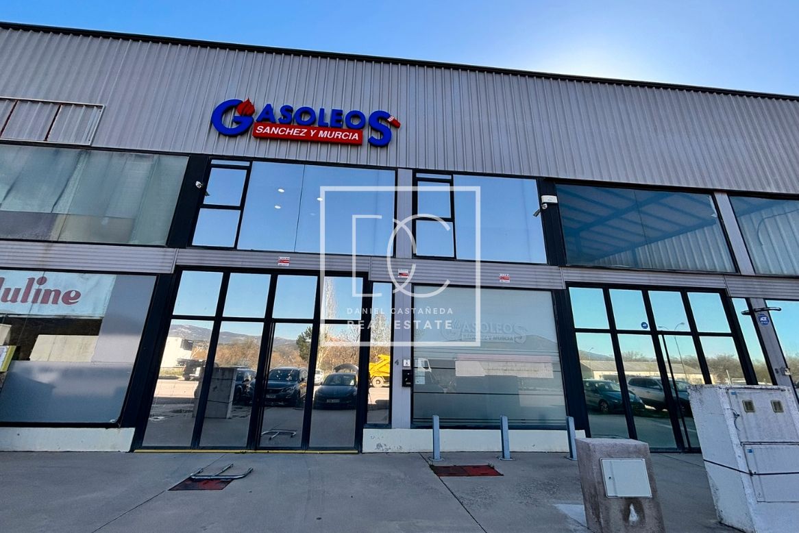 Vista exterior de Nau industrial en venda en Guadarrama amb Calefacció i Alarma