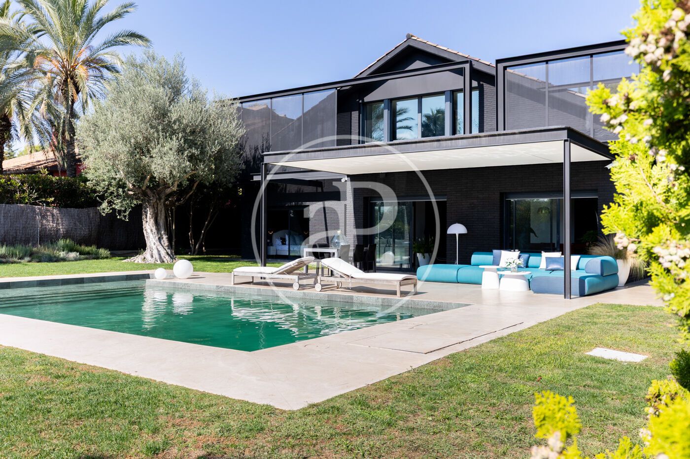 Vista exterior de Casa o xalet en venda en Cerdanyola del Vallès amb Aire condicionat, Calefacció i Jardí privat