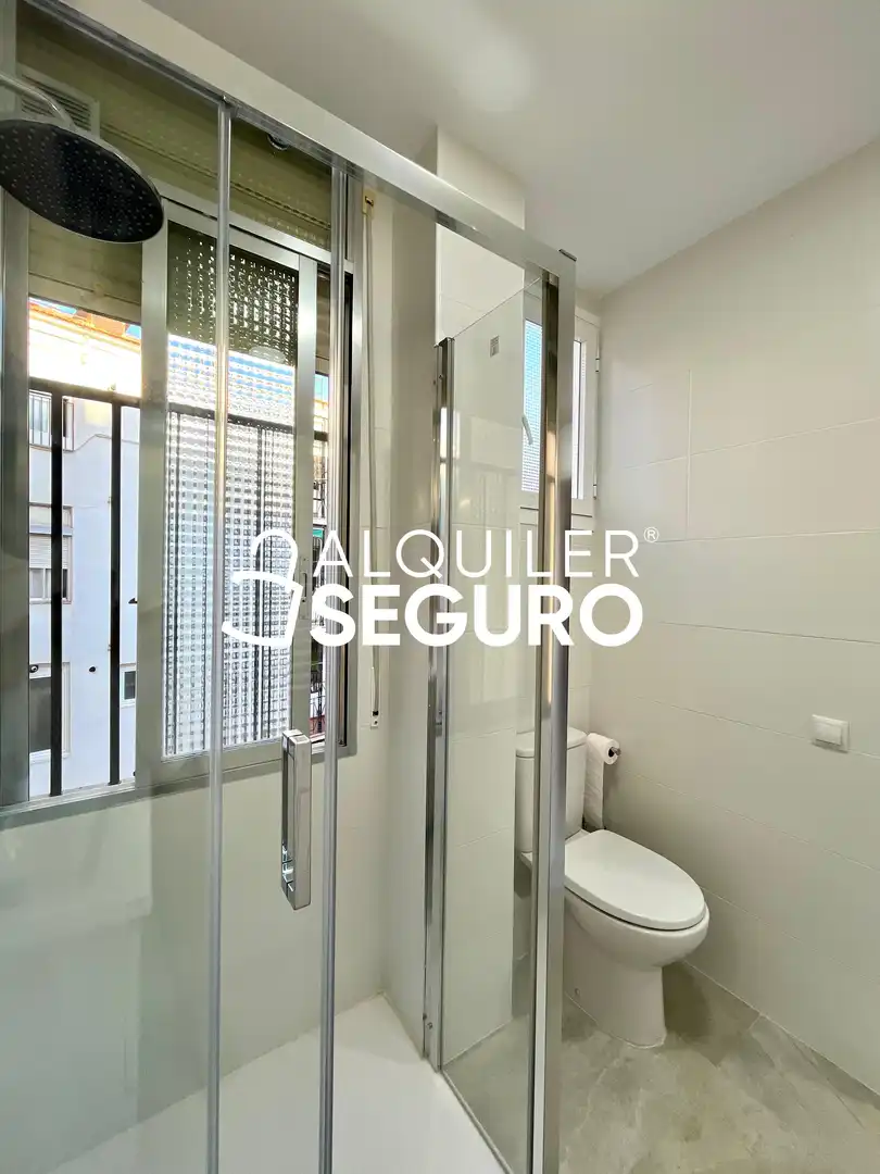 Bathroom of Flat for rent in Madrid  with Heating and Furnished