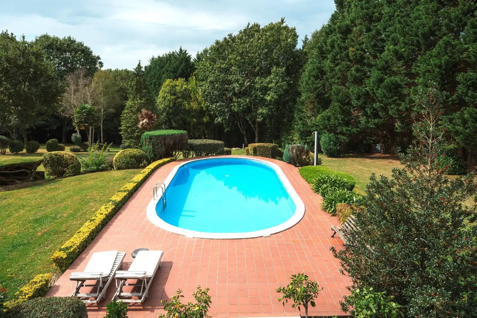 Piscina de Casa o chalet en venta en Fruiz con Aire acondicionado, Calefacción y Jardín privado