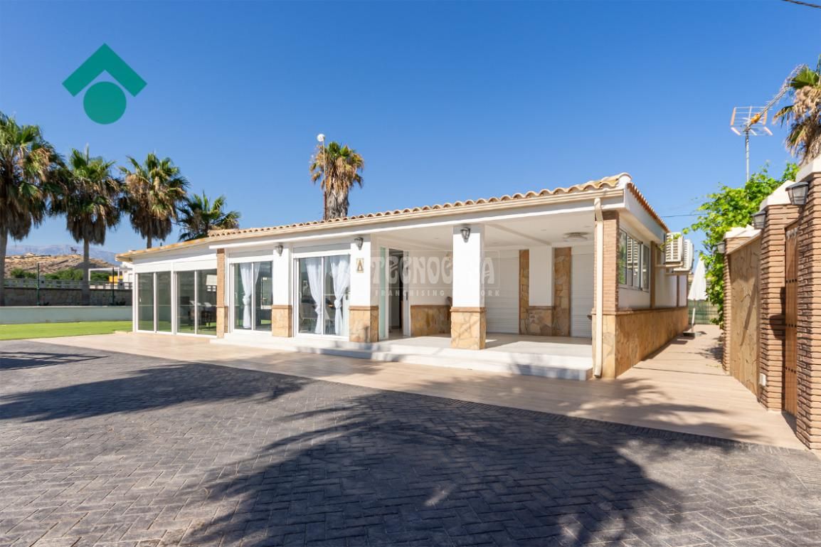 Vista exterior de Casa o xalet en venda en Vélez-Málaga amb Aire condicionat, Terrassa i Piscina