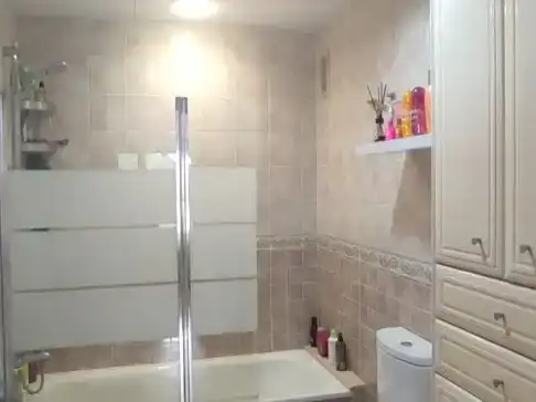 Badezimmer von Wohnung zur Miete in  Valencia Capital mit Klimaanlage