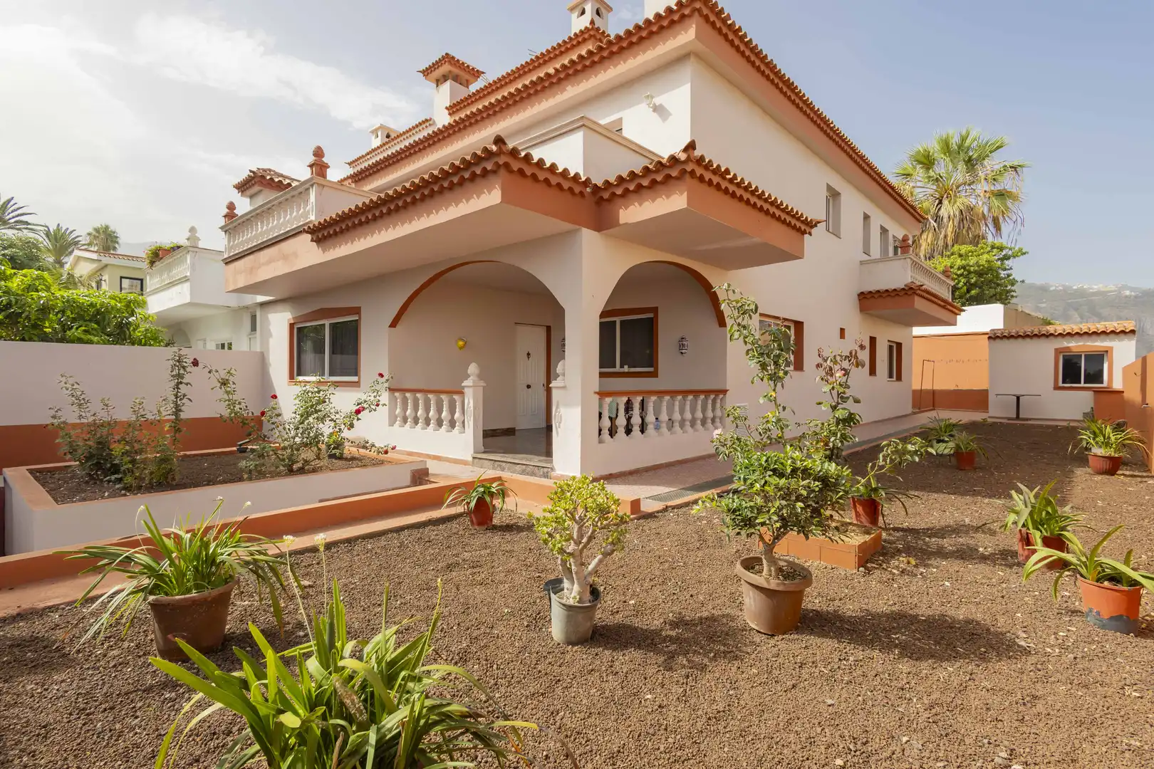 Außenansicht von Einfamilien-Reihenhaus zum Verkauf in Los Realejos mit Privatgarten, Terrasse und Abstellraum