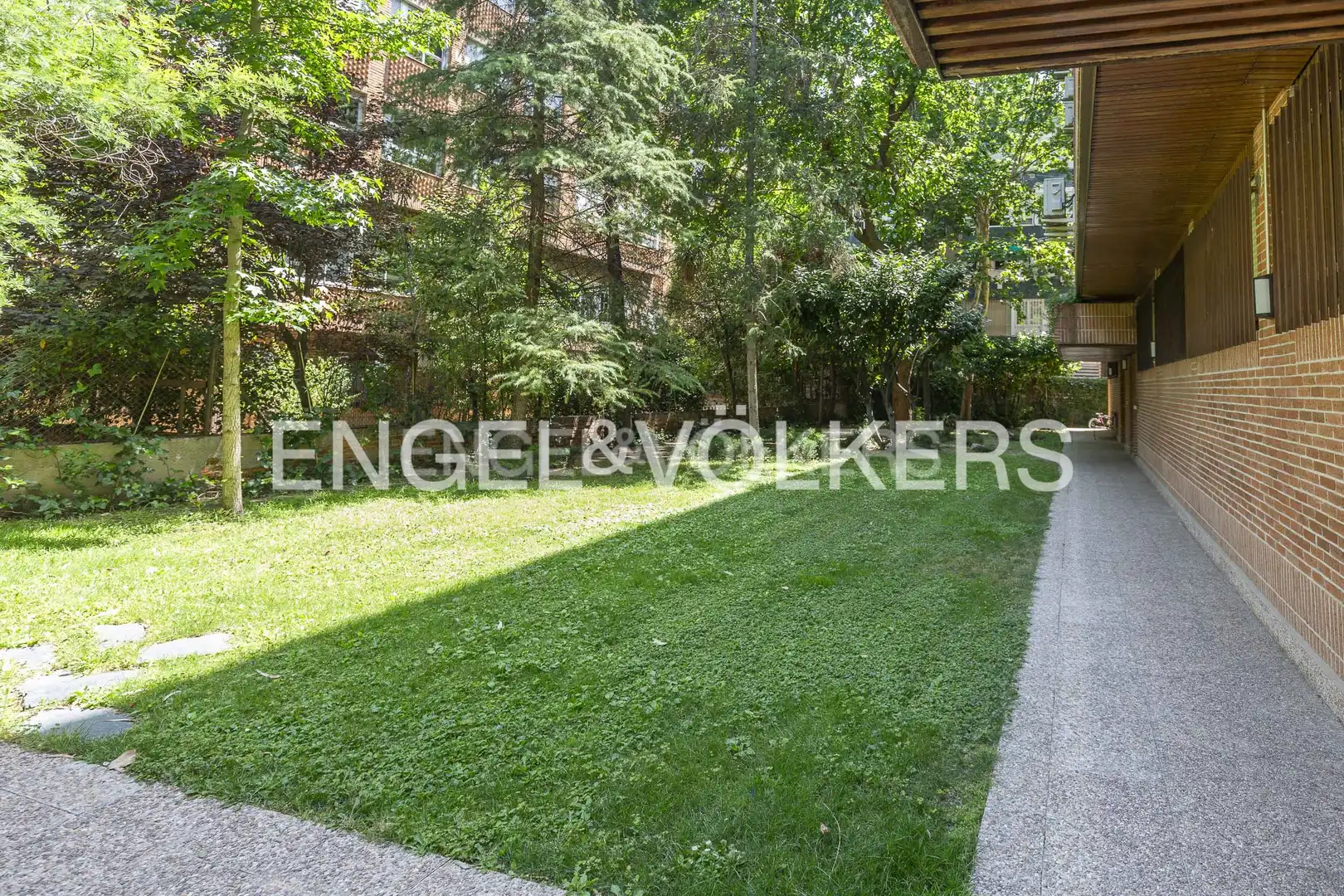 Vista exterior de Pis en venda en Madrid amb Calefacció, Jardí privat i Parquet