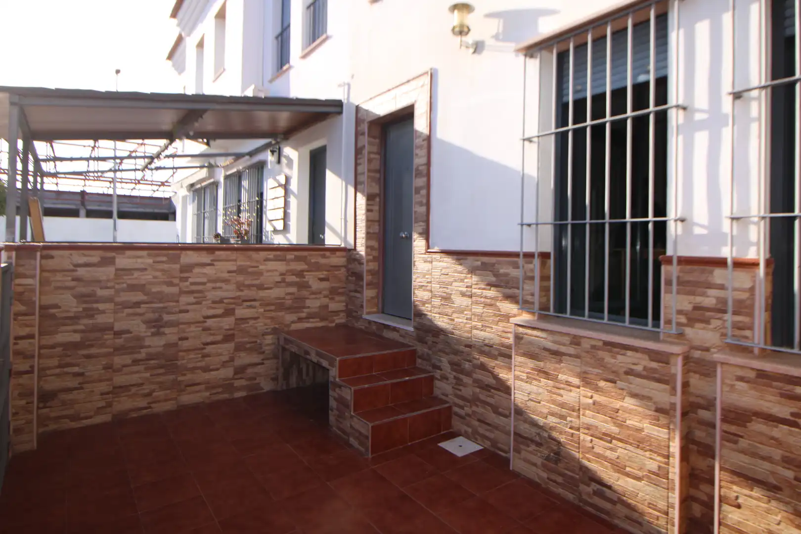 Terrasse von Einfamilien-Reihenhaus zur Miete in Aljaraque mit Privatgarten, Abstellraum und Möbliert