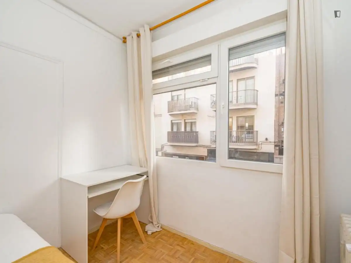 Habitación de Apartamento para compartir en Madrid con Aire acondicionado, Calefacción y Amueblado