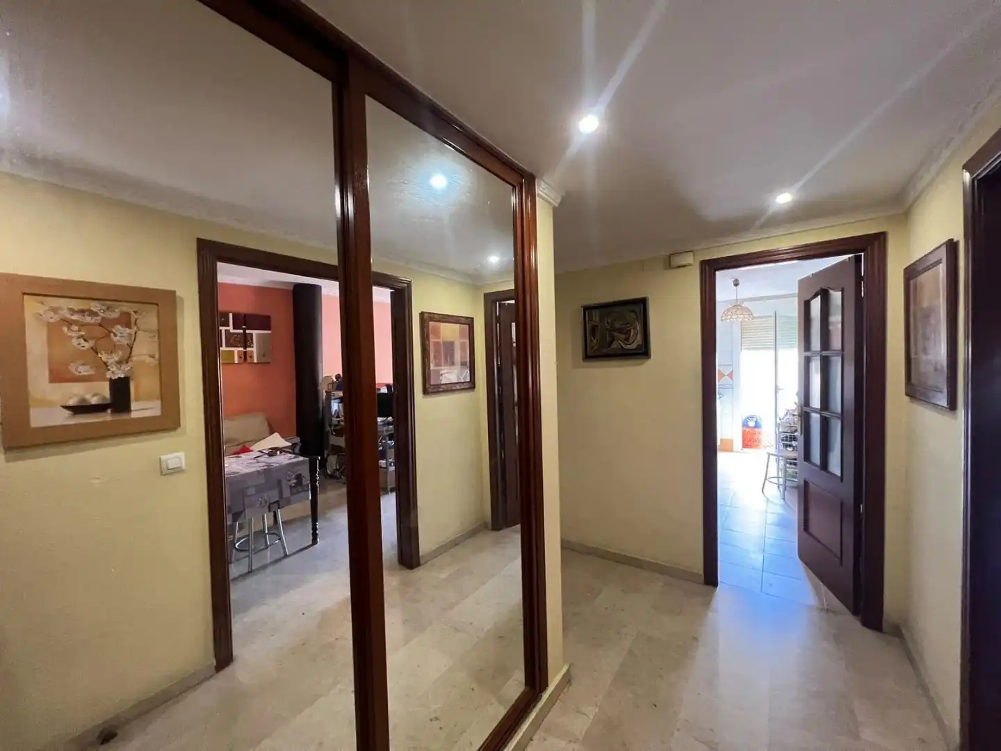 Wohnung zum Verkauf in Marbella mit Klimaanlage, Terrasse und Balkon