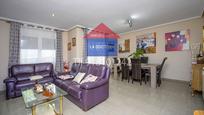 Sala d'estar de Casa adosada en venda en Navalcarnero amb Aire condicionat i Terrassa