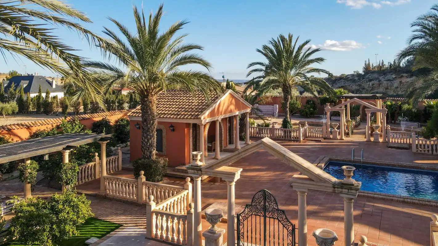 Vista exterior de Casa o xalet en venda en Elche / Elx amb Aire condicionat, Calefacció i Jardí privat