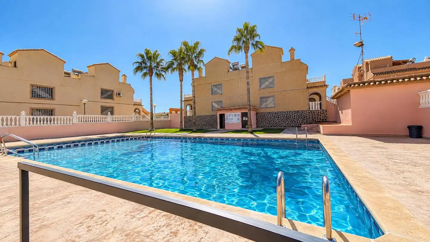 Casa aparellada amb piscina en venda a Calle de Creta, imagen 2