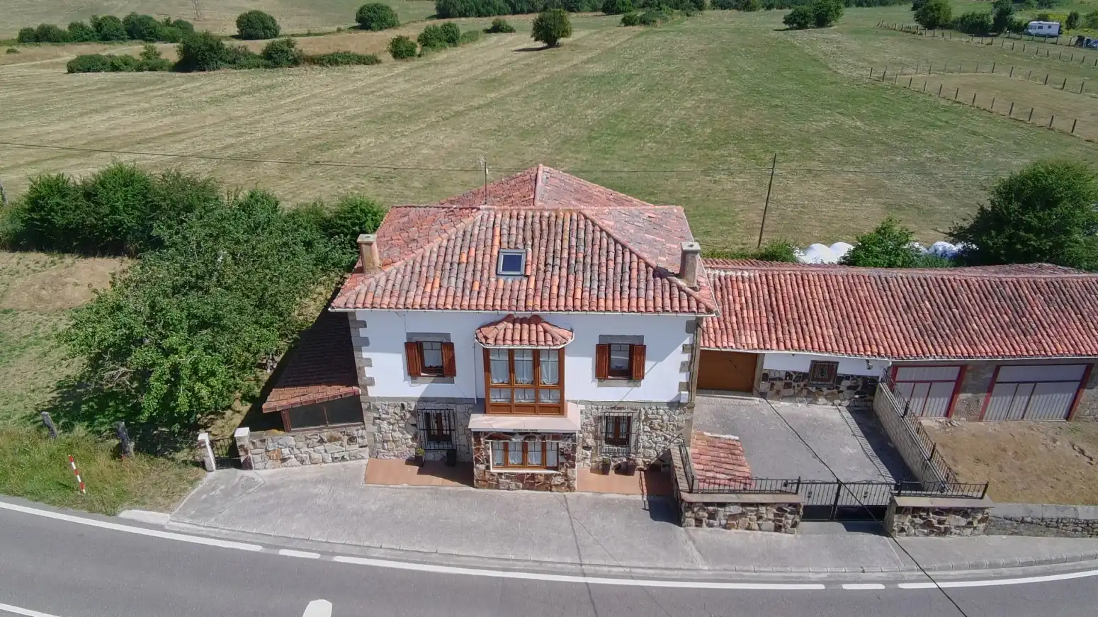 Vista exterior de Casa o xalet en venda en Las Rozas de Valdearroyo  amb Calefacció i Jardí privat