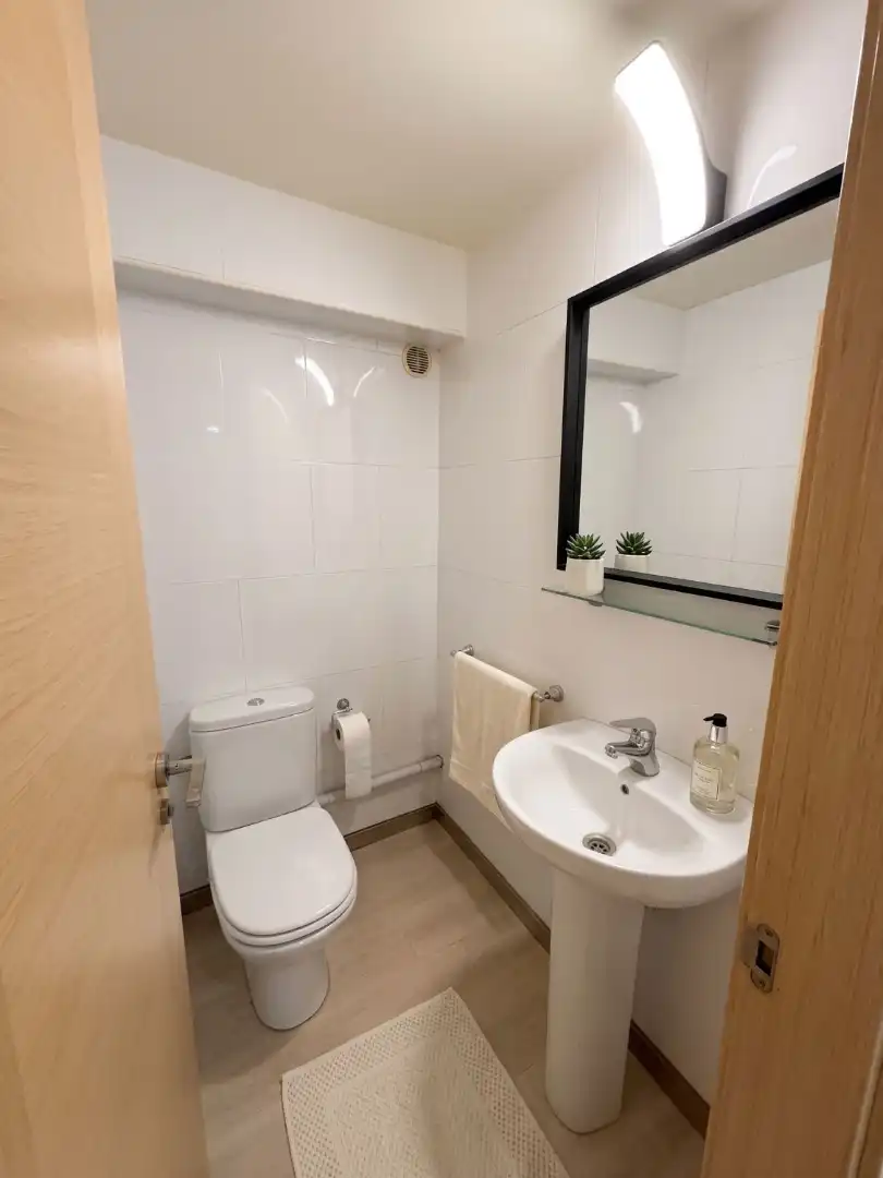Badezimmer von Erdgeschoss zur Miete in A Coruña Capital  mit Parkett, Waschmaschine und Mikrowelle