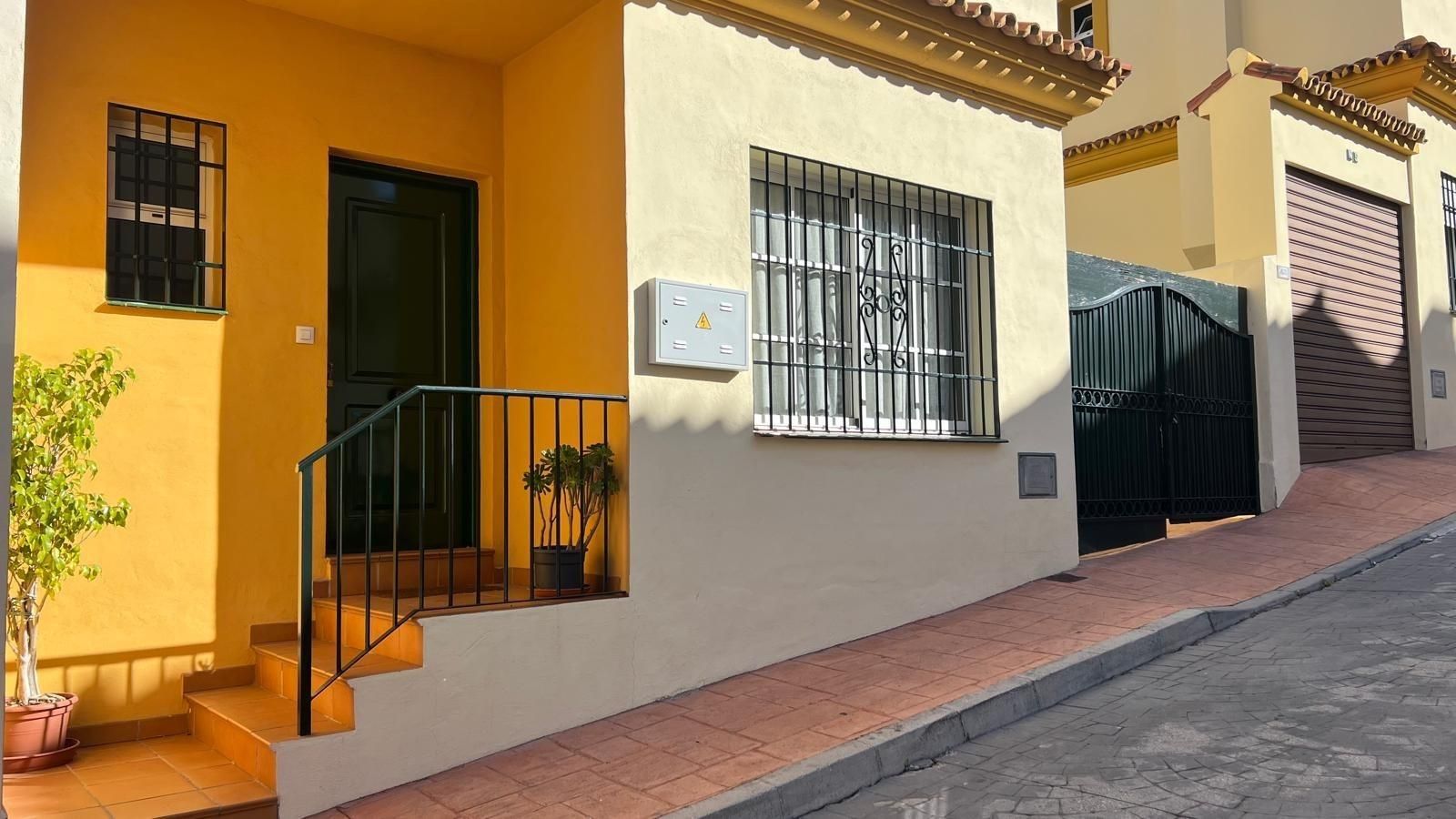 Vista exterior de Casa adosada de lloguer en Coín