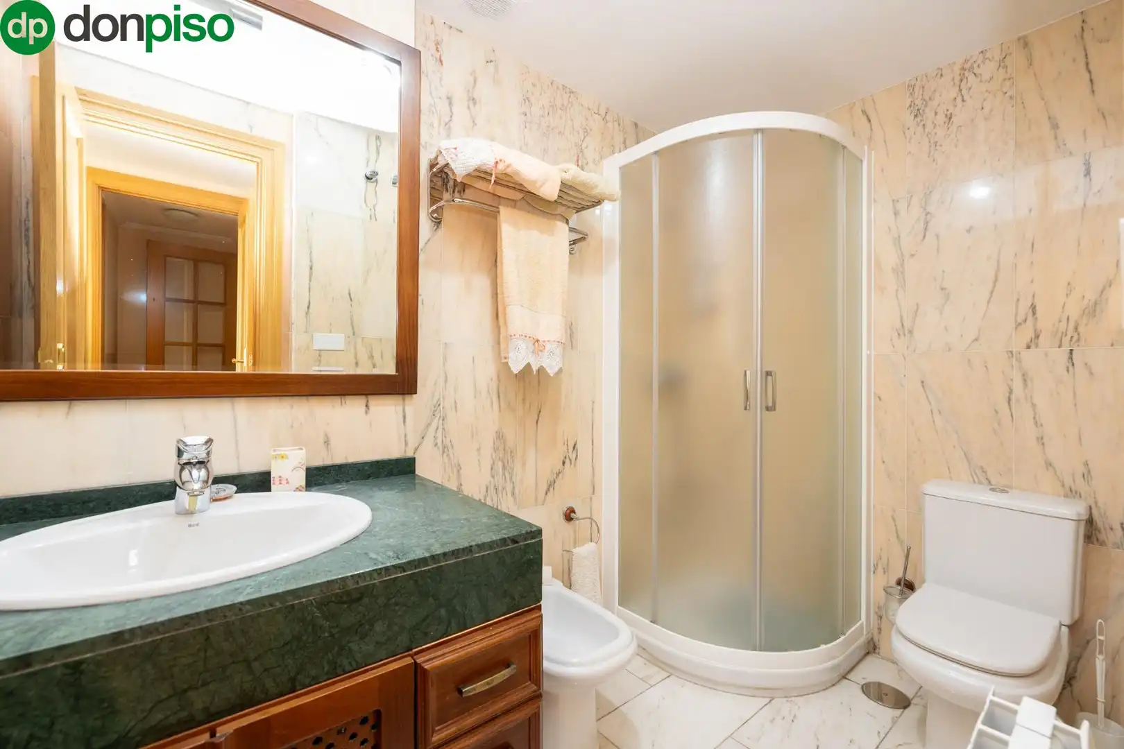 Bathroom of Flat for sale in Granada  with Air Conditioner, Heating and Terrace