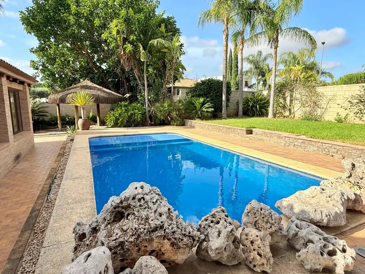 Schwimmbecken von Haus oder Chalet zur Miete in San Antonio de Benagéber mit Klimaanlage, Heizung und Privatgarten