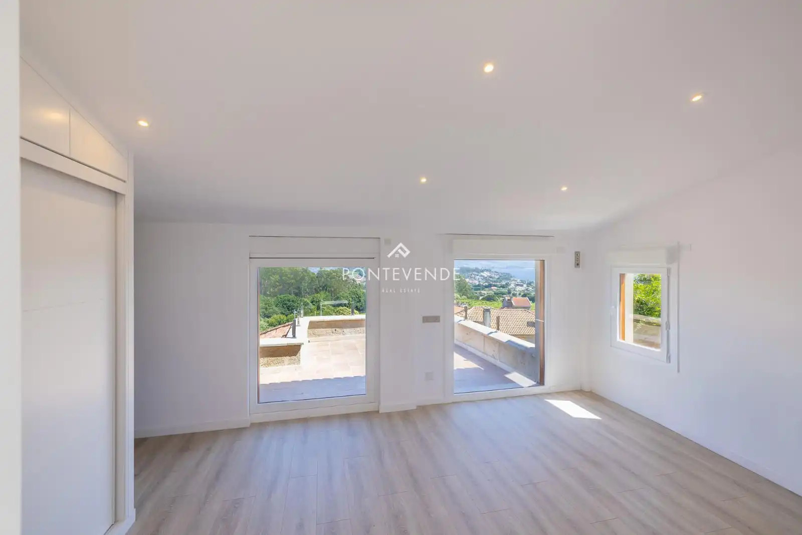 Living room of Houses for sale in Sanxenxo  with Private garden, Parquet flooring and Terrace