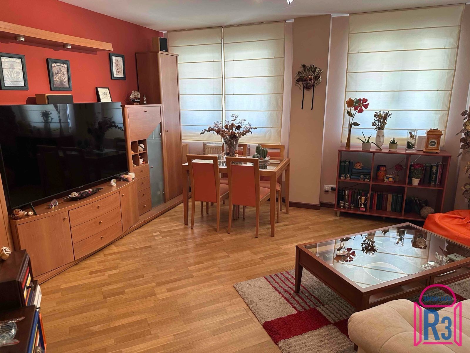 Sala d'estar de Apartament en venda en León Capital  amb Calefacció, Traster i Moblat