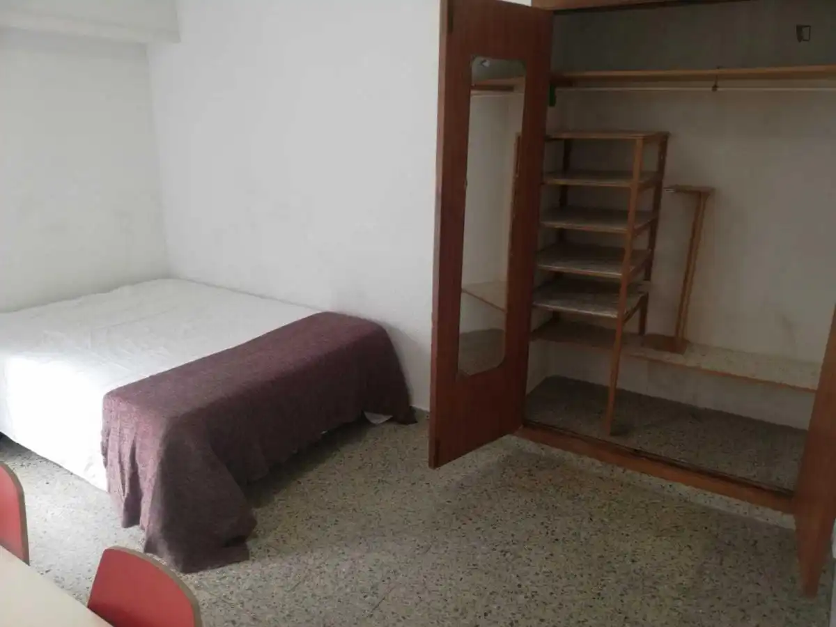 Schlafzimmer von Wohnungen zur untervermieten in Valencia mit Möbliert, Ofen und Waschmaschine