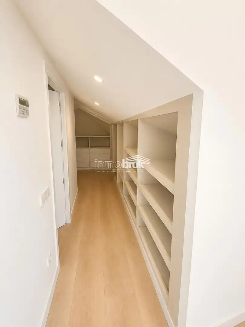 Schlafzimmer von Dachboden zur Miete in La Moraleja mit Klimaanlage, Terrasse und Abstellraum
