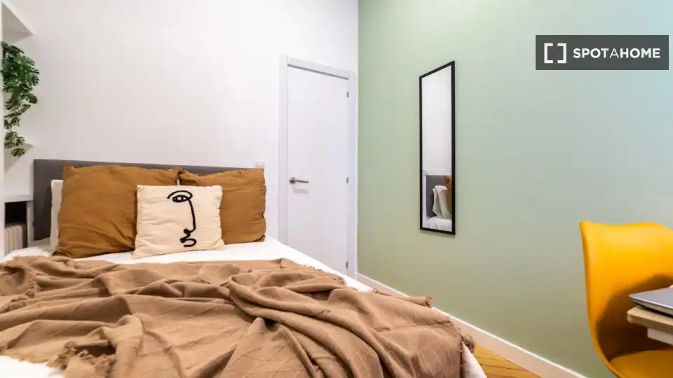 Bedroom of Flat for share in Madrid  with Air Conditioner, Terrace and Furnished