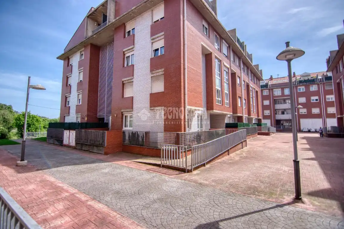 Vista exterior de Pis en venda en El Astillero   amb Calefacció, Terrassa i Traster
