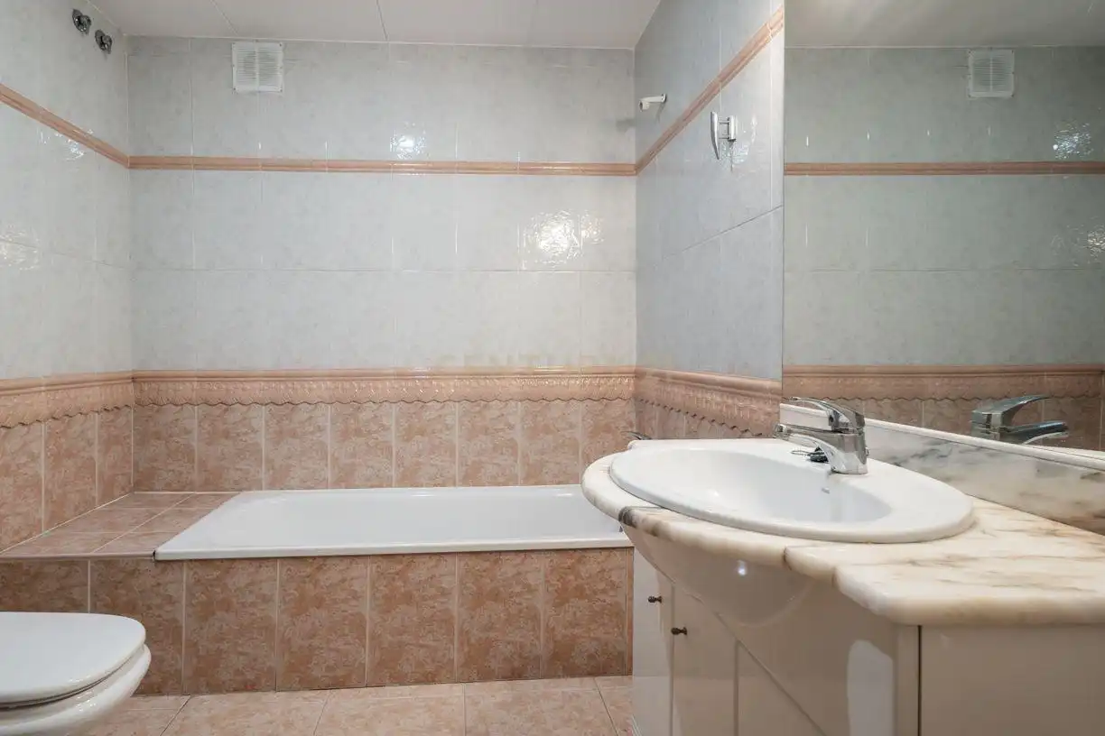 Bany de Apartament en venda en Sant Vicenç Dels Horts amb Aire condicionat i Balcó