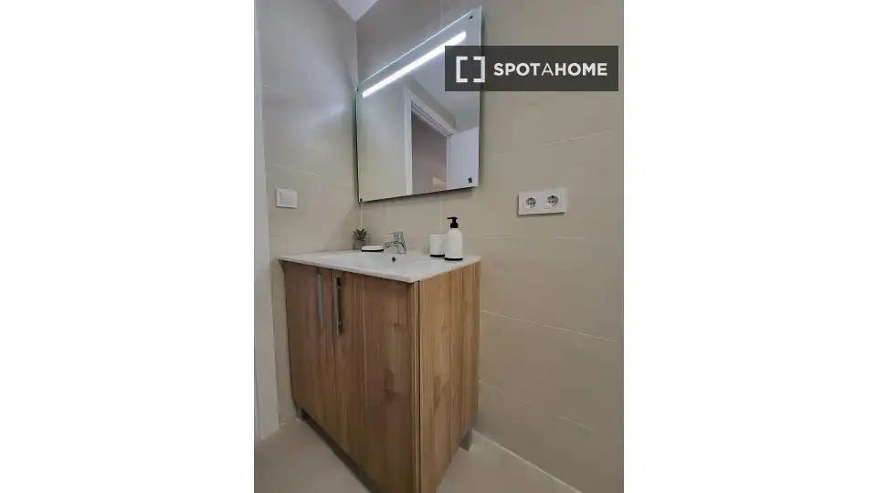 Bathroom of Flat for share in Alicante / Alacant  with Air Conditioner, Heating and Furnished