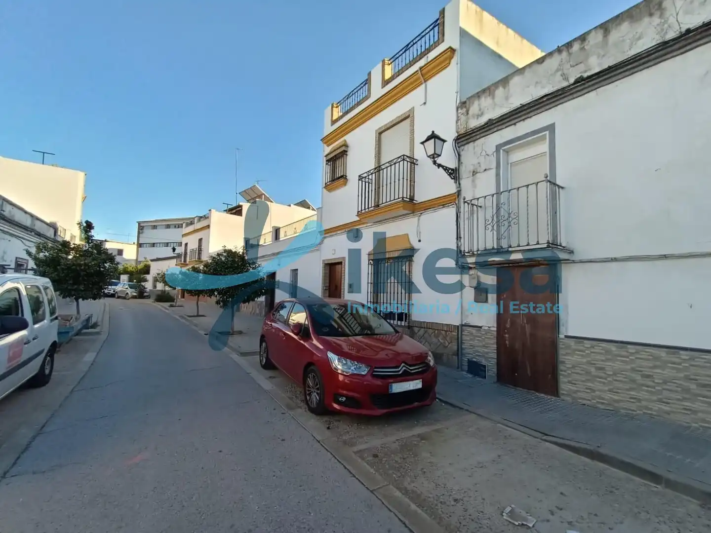 Vista exterior de Casa adosada en venta en Lora del Río