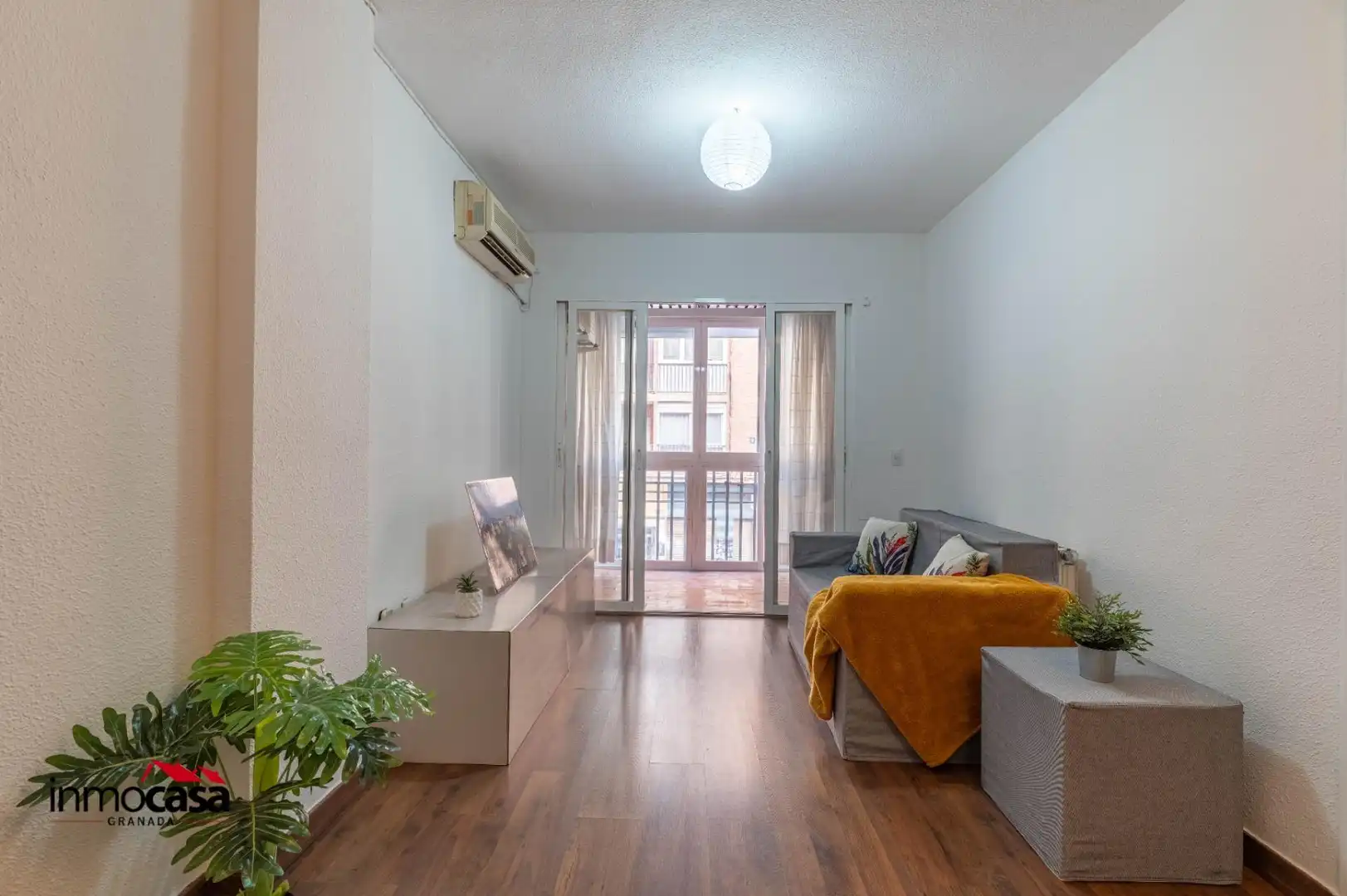Living room of Flat for sale in Granada  with Air Conditioner, Heating and Balcony