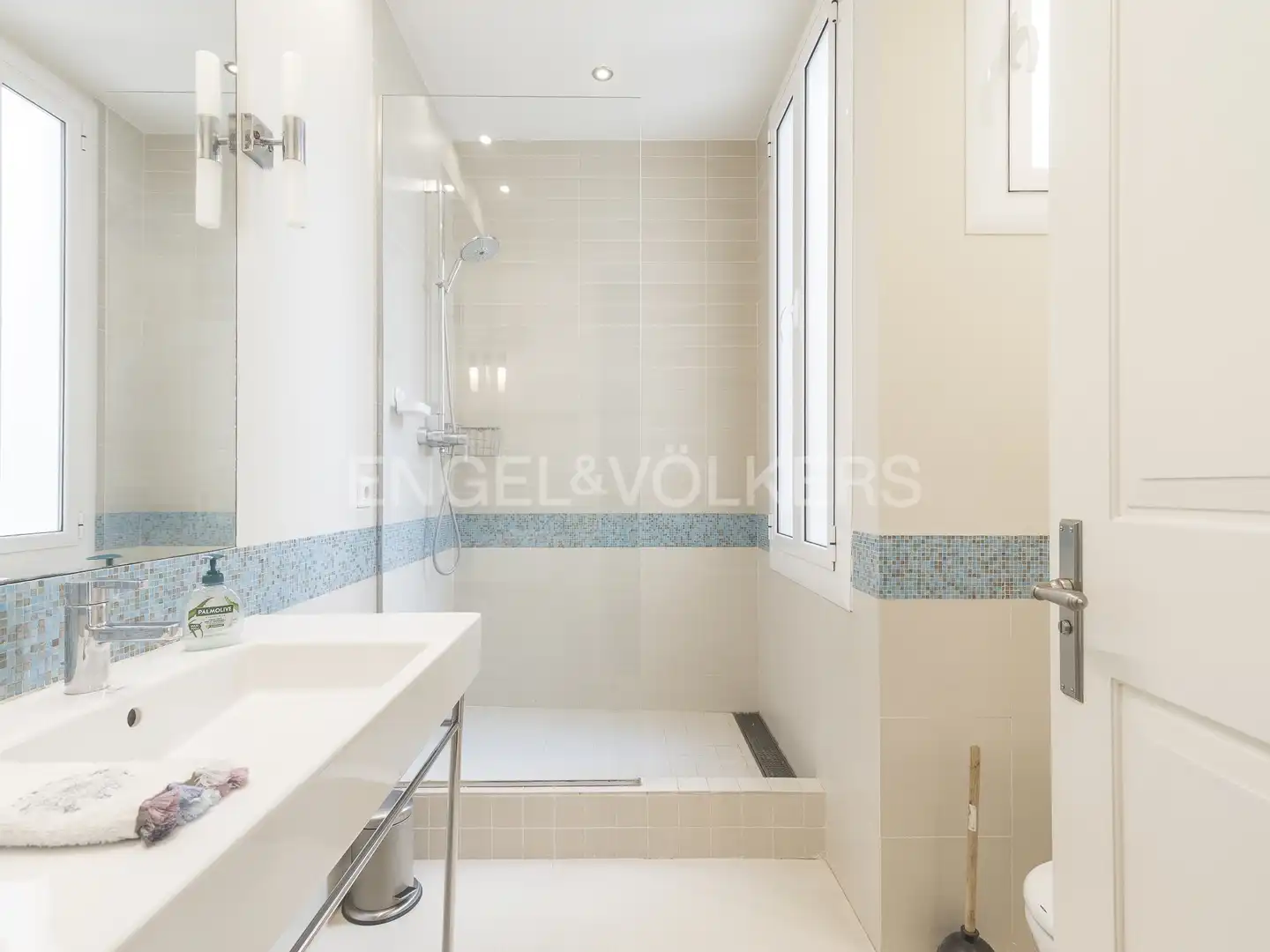 Badezimmer von Dachboden zur Miete in Barcelona mit Klimaanlage, Heizung und Parkett