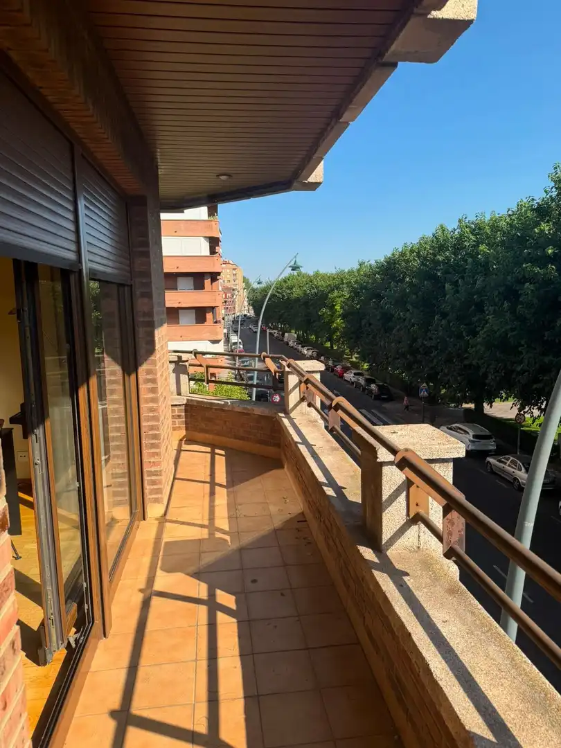 Terrassa de Pis de lloguer en León Capital  amb Calefacció, Parquet i Terrassa