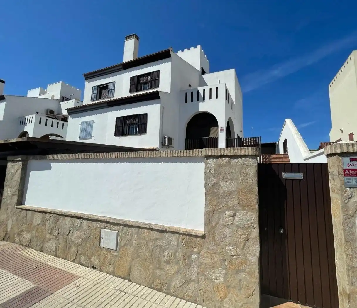 Vista exterior de Casa adosada en venda en Sanlúcar de Barrameda amb Aire condicionat