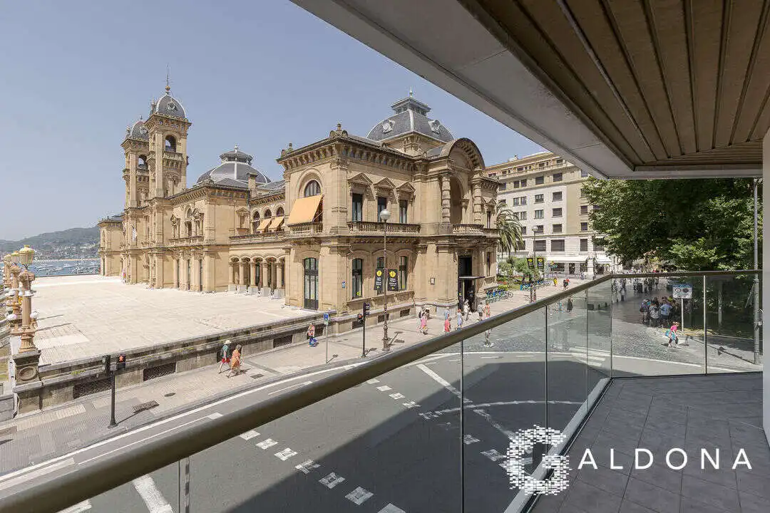 Vista exterior de Piso en venta en Donostia - San Sebastián  con Calefacción, Terraza y Balcón