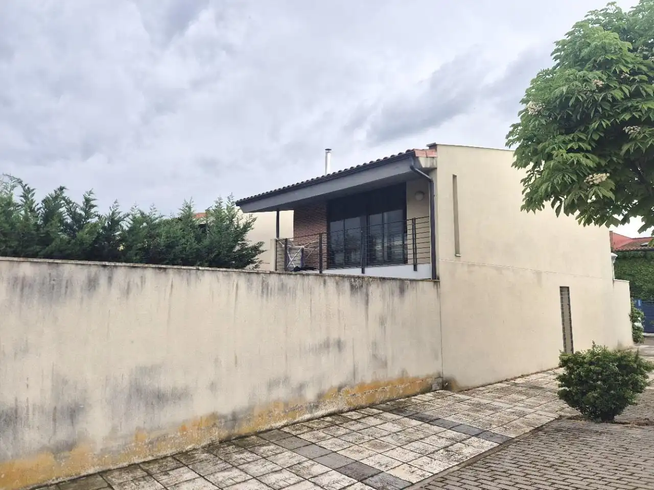 Vista exterior de Casa o xalet en venda en Cabezón de Pisuerga amb Jardí privat, Terrassa i Balcó