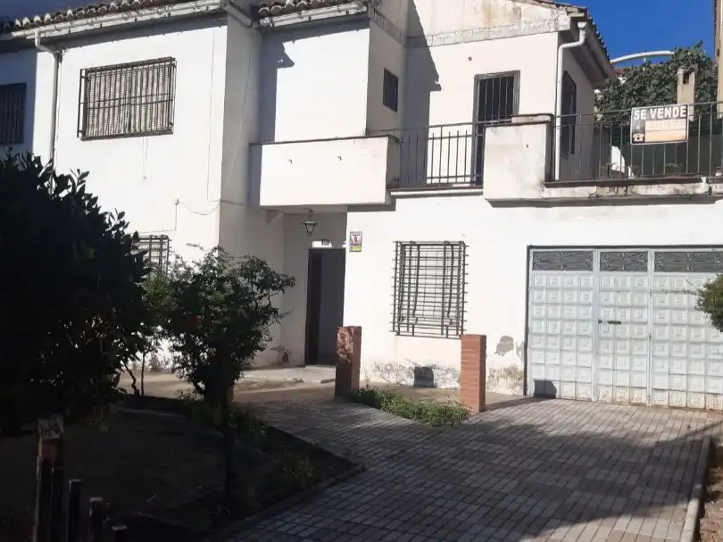 Vista exterior de Casa o xalet en venda en Baza amb Terrassa i Balcó