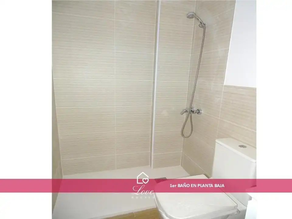 Badezimmer von Einfamilien-Reihenhaus zum Verkauf in Puerto Real mit Klimaanlage und Terrasse