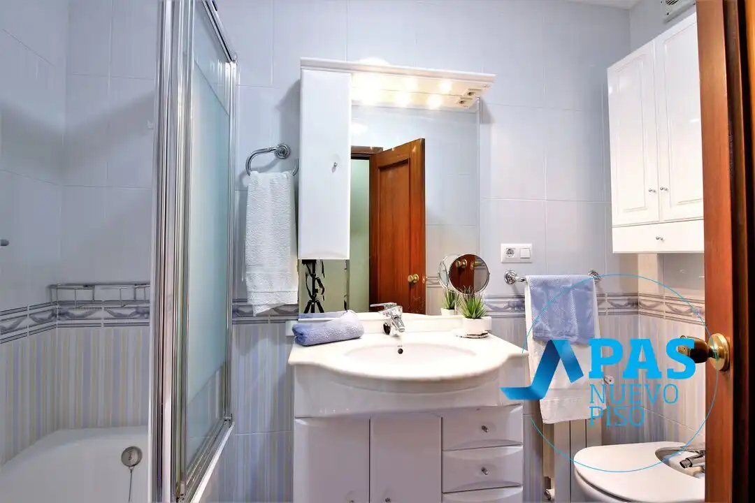 Badezimmer von Wohnung zum Verkauf in Santander mit Heizung und Abstellraum