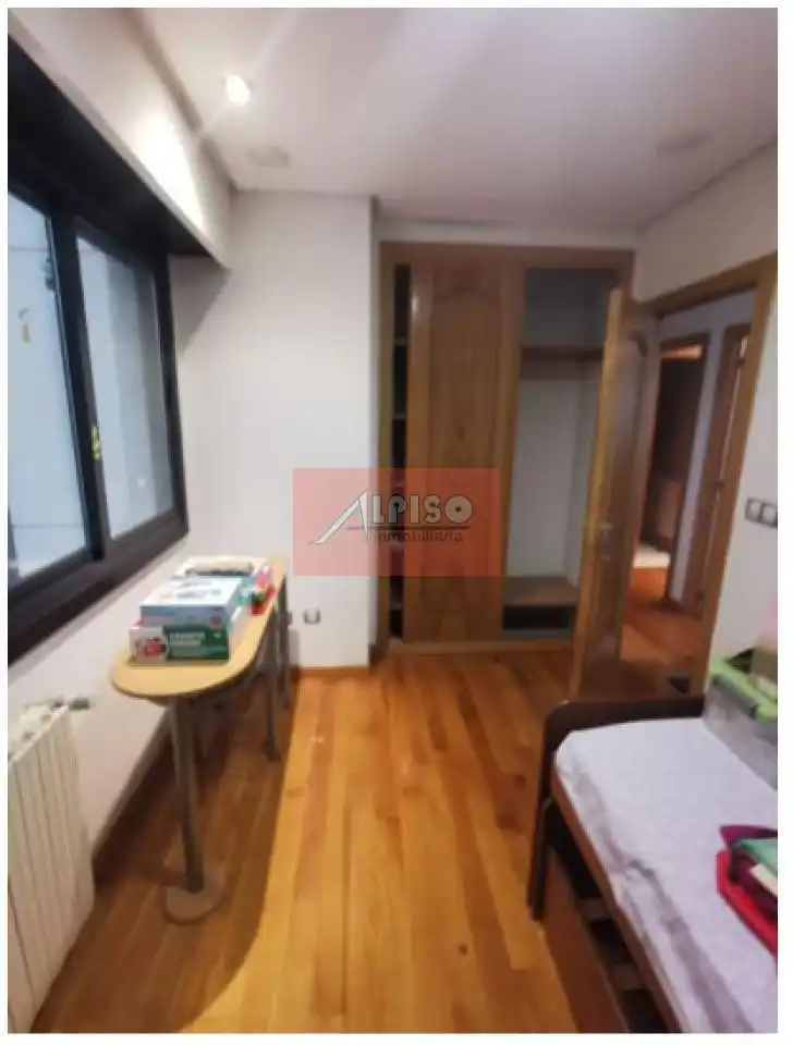 Habitación de Piso en venta en Ourense Capital  con Calefacción, Parquet y Amueblado