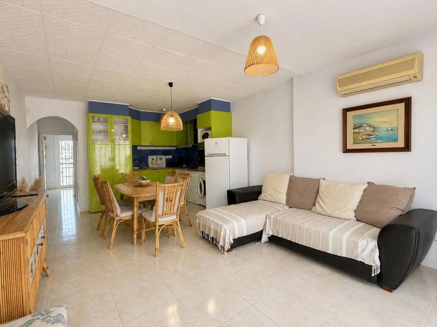 Esszimmer von Einfamilien-Reihenhaus zum Verkauf in Empuriabrava mit Klimaanlage, Heizung und Privatgarten