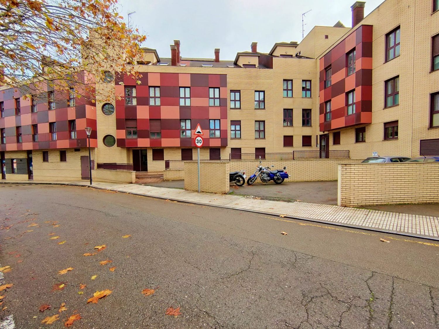 Vista exterior de Pis en venda en Gijón  amb Calefacció, Traster i Piscina