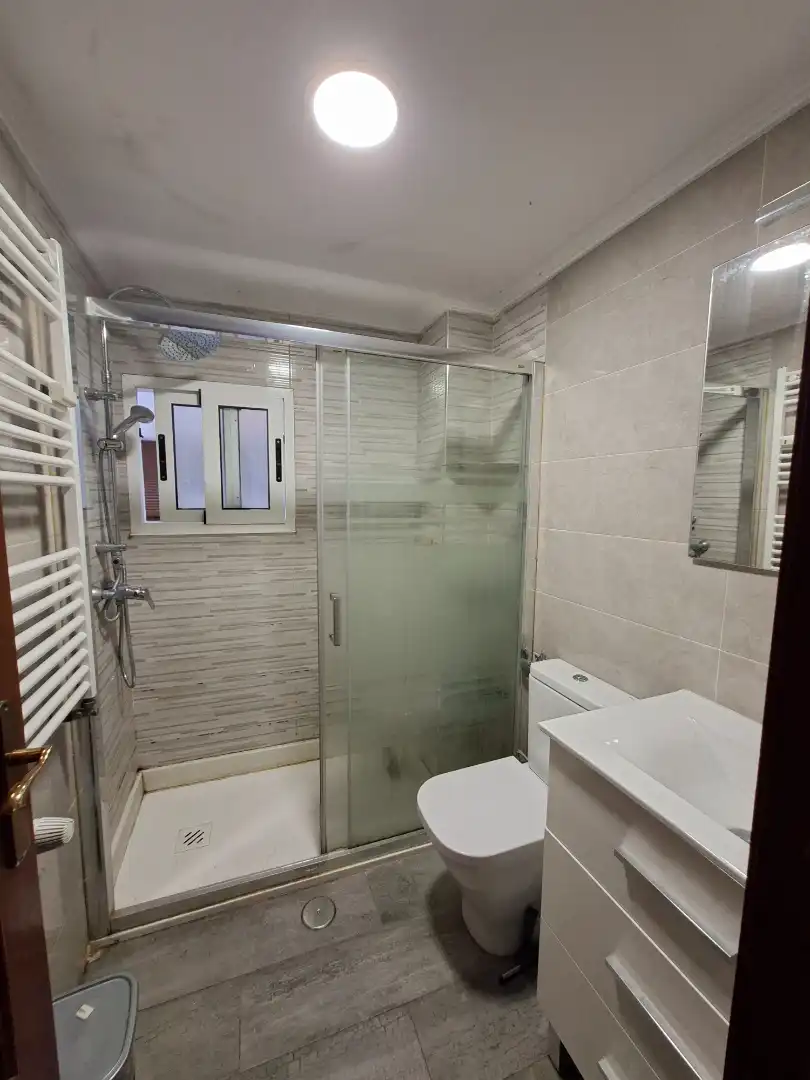 Baño de Piso de alquiler en Avilés con Calefacción, Parquet y Horno