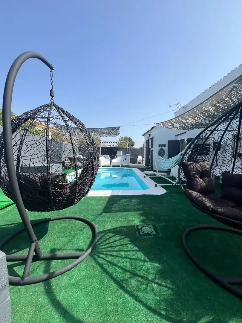 Casa con jardín en venta en Calle Malva urbanización Pinares de Lepe, imagen 2