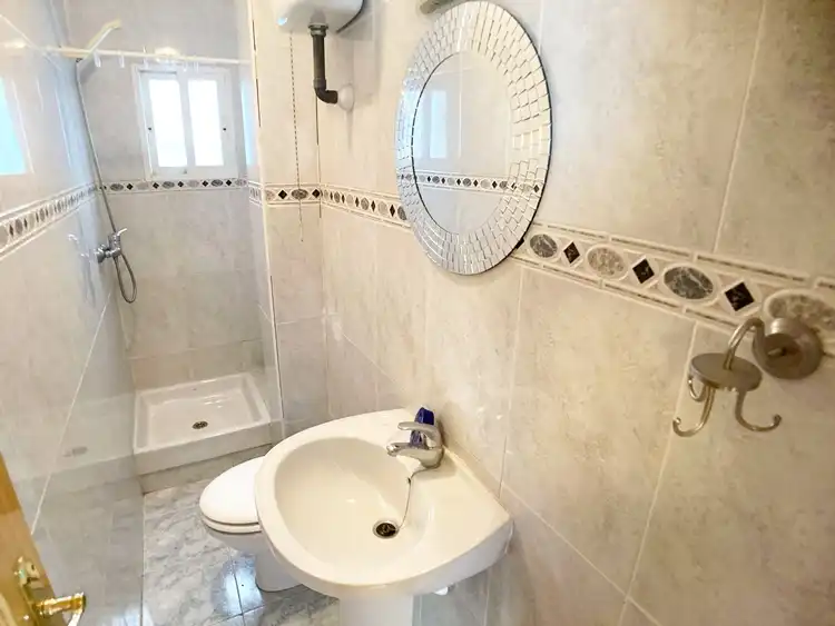Bathroom of Flat for sale in Madrid  with Heating, Terrace and Oven