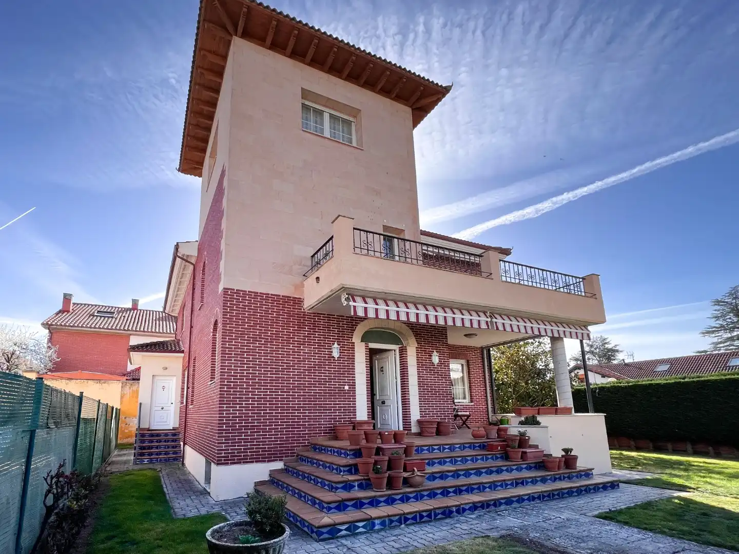 Vista exterior de Casa o xalet en venda en Burgos Capital amb Calefacció, Jardí privat i Terrassa