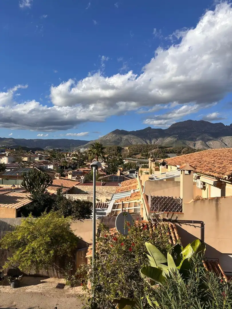 Vista exterior de Casa adosada en venda en La Nucia amb Jardí privat, Terrassa i Traster