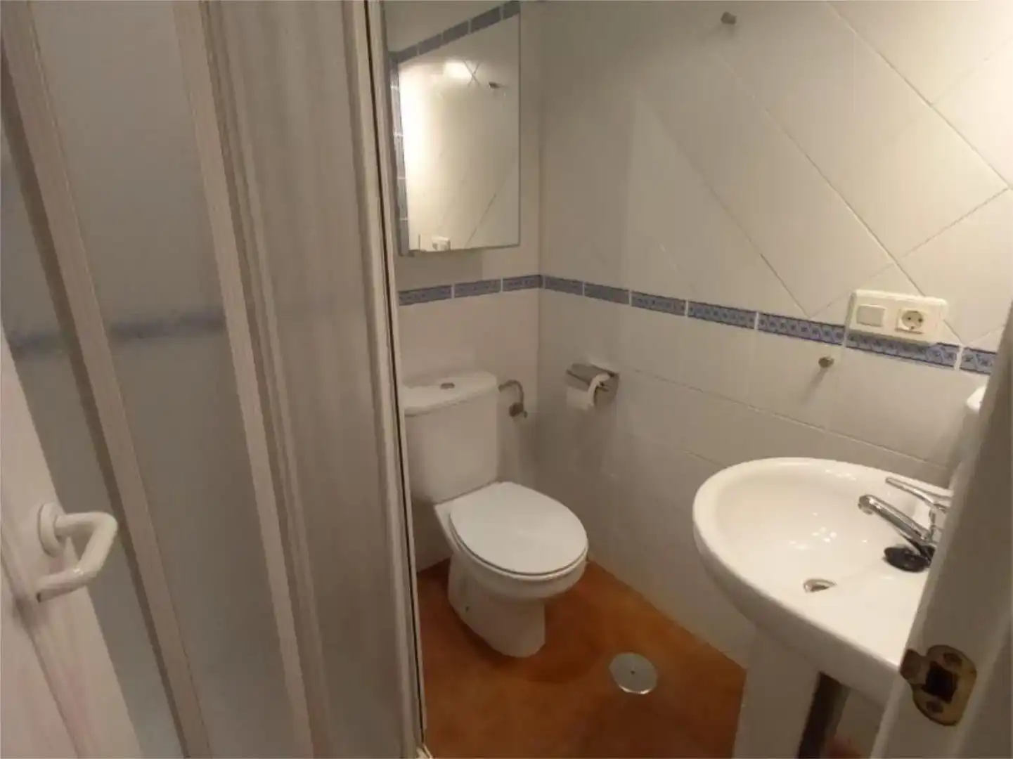 Bany de Apartament de lloguer en Islantilla amb Jardí privat, Piscina i Moblat