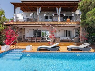 Casa amb piscina en venda a Passeig Bartomeu Soler