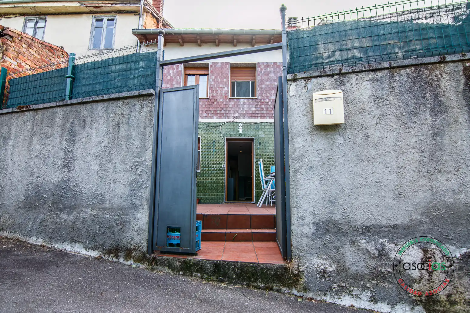 Vista exterior de Casa o xalet en venda en San Martín del Rey Aurelio amb Calefacció, Jardí privat i Terrassa