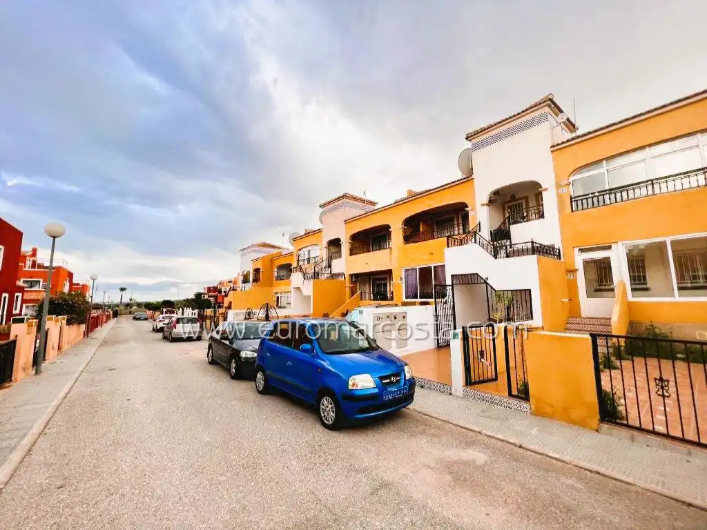 Bungalow con piscina en venta en Avenida Riegos de Levante