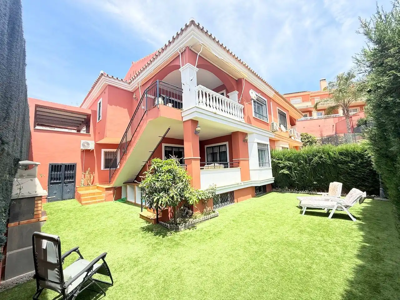 Vista exterior de Casa o xalet en venda en Vélez-Málaga amb Aire condicionat, Calefacció i Jardí privat